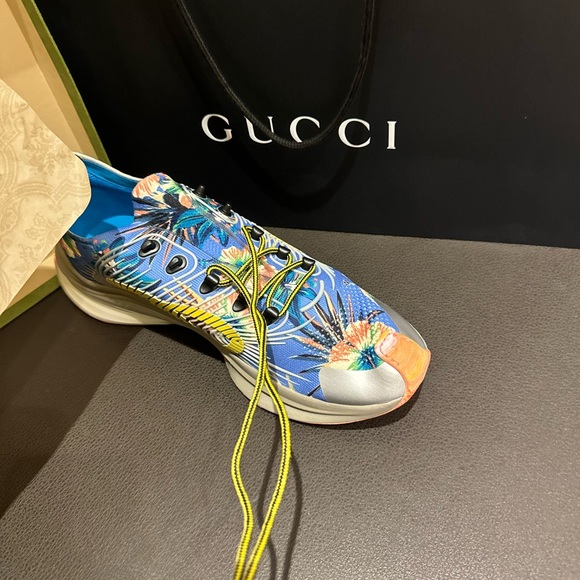 Gucci Run Sneakers - Picture 6 of 9